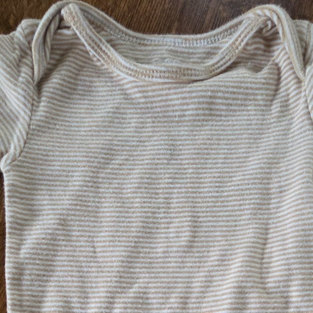 12 Month Tops and Bottoms: 3 Onesies and Blue Stretch Leggings/Ruffled Shorts - Picture 11 of 12